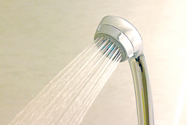 水が勢いよく噴き出すシルバーのシャワーヘッド