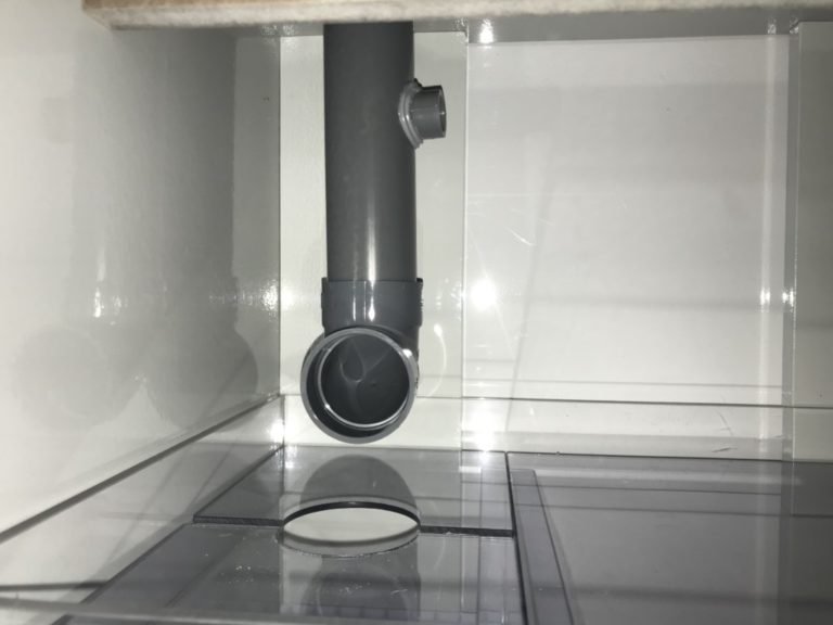 オーバーフロー水槽の配管と濾過槽の接続部分