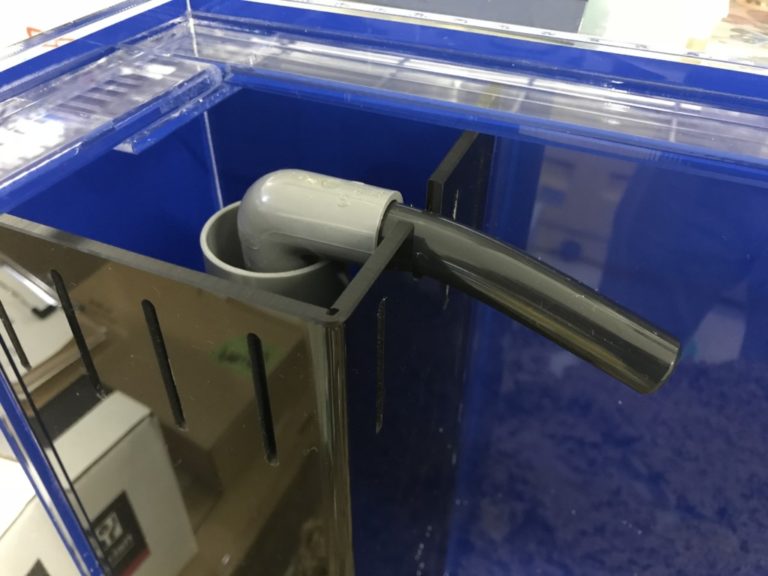 オーバーフロー水槽のろ過槽内に設置された配管パーツ