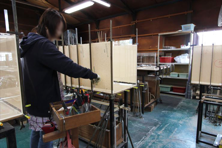 アクリル水槽を製作する工場内での作業風景