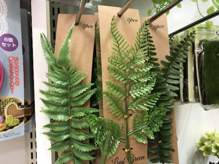 什器に吊り下げられたシダ植物の人工観葉植物のパッケージ