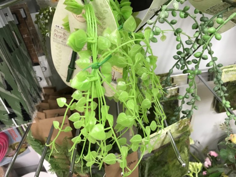 店舗で販売されている人工水草のガーランドと商品タグ
