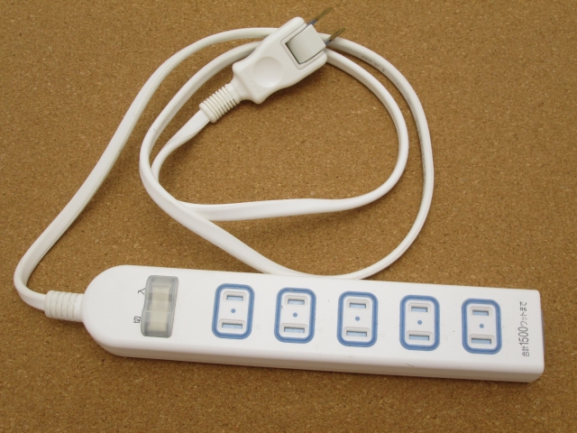 スイッチ付きの白い5個口電源タップと電源コード
