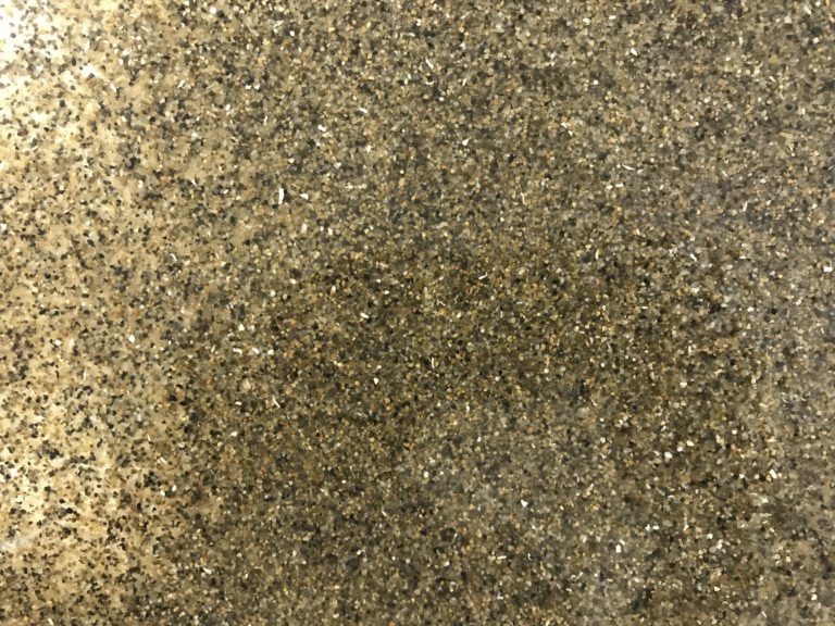 水槽の底に敷き詰められた茶色と黒の細かな底砂