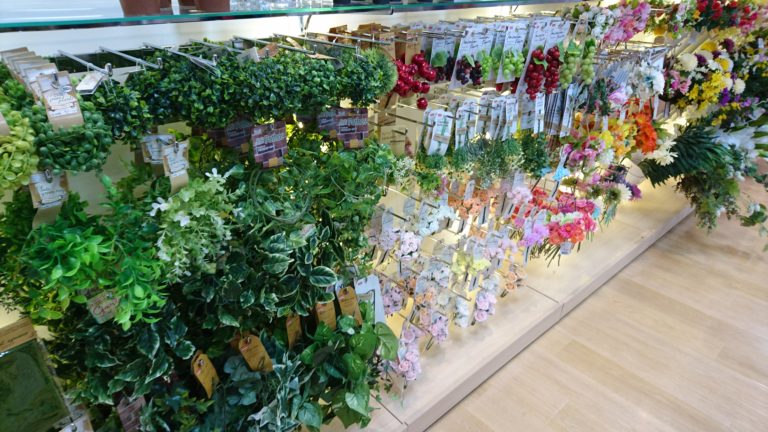 棚に陳列された多種多様な造花やフェイクグリーンの商品群