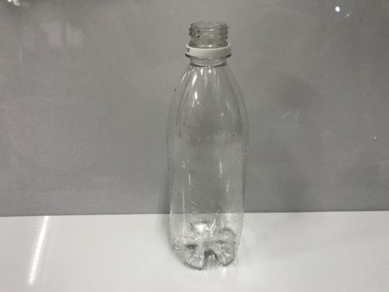 ラベルのない透明な空のペットボトル本体