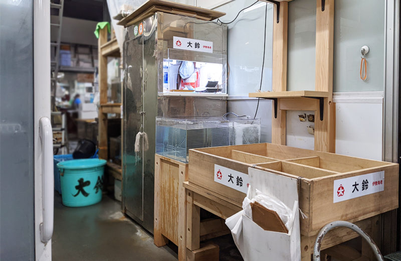 豊洲市場 伊勢海老問屋 大鈴 様　活魚水槽・アクリルパネル 販売・設置事例 水槽画像２