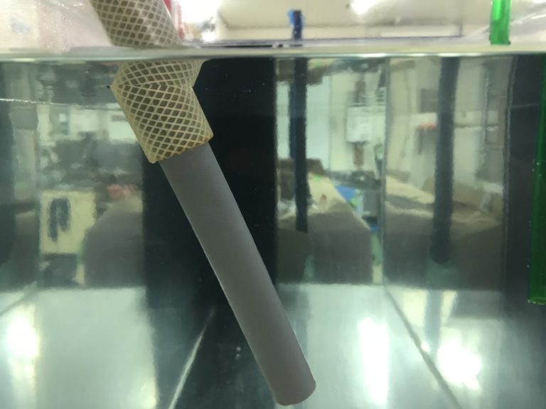 水槽の水中に差し込まれた排水用ホースと塩ビパイプ