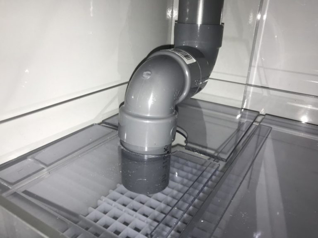水槽用濾過槽の蓋に差し込まれたグレーの塩ビ配管