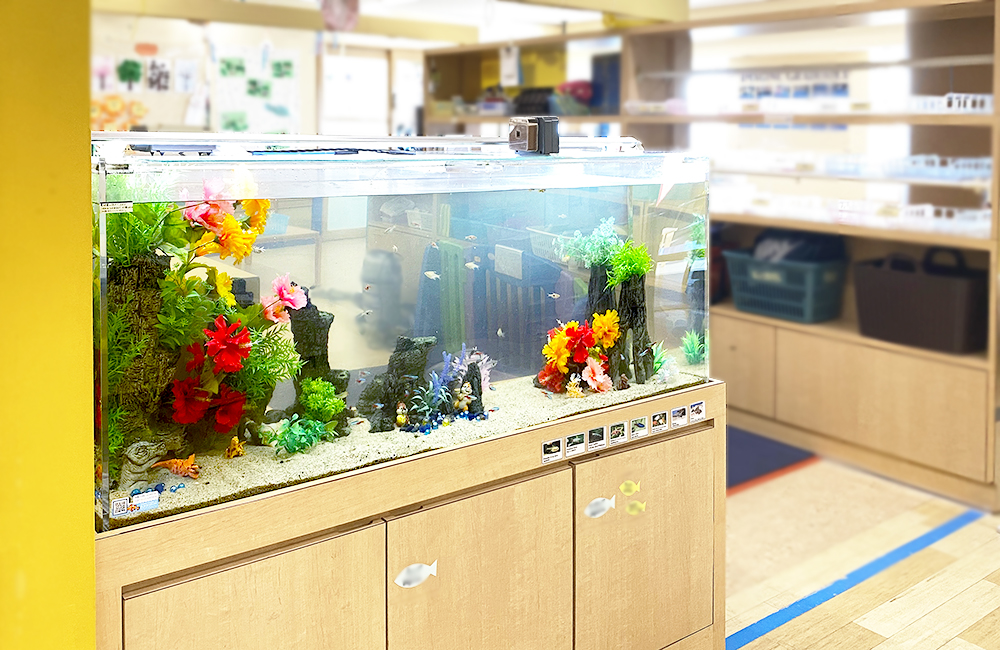造花と岩で装飾された大型水槽と木製水槽台