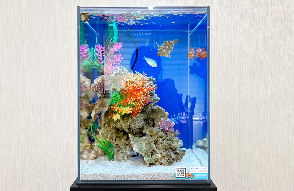 クマノミが泳ぐ岩組みと造花の海水魚水槽