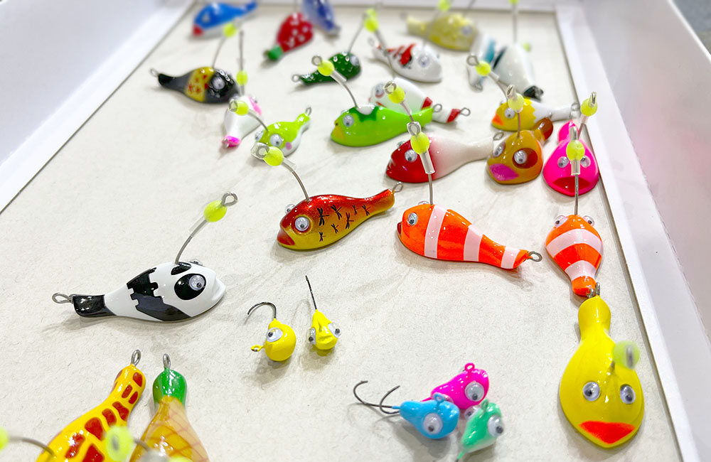 カラフルな魚や動物を模した釣り用ルアーの集合写真