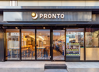 PRONTOの看板があるカフェ店舗の外観と店内の風景