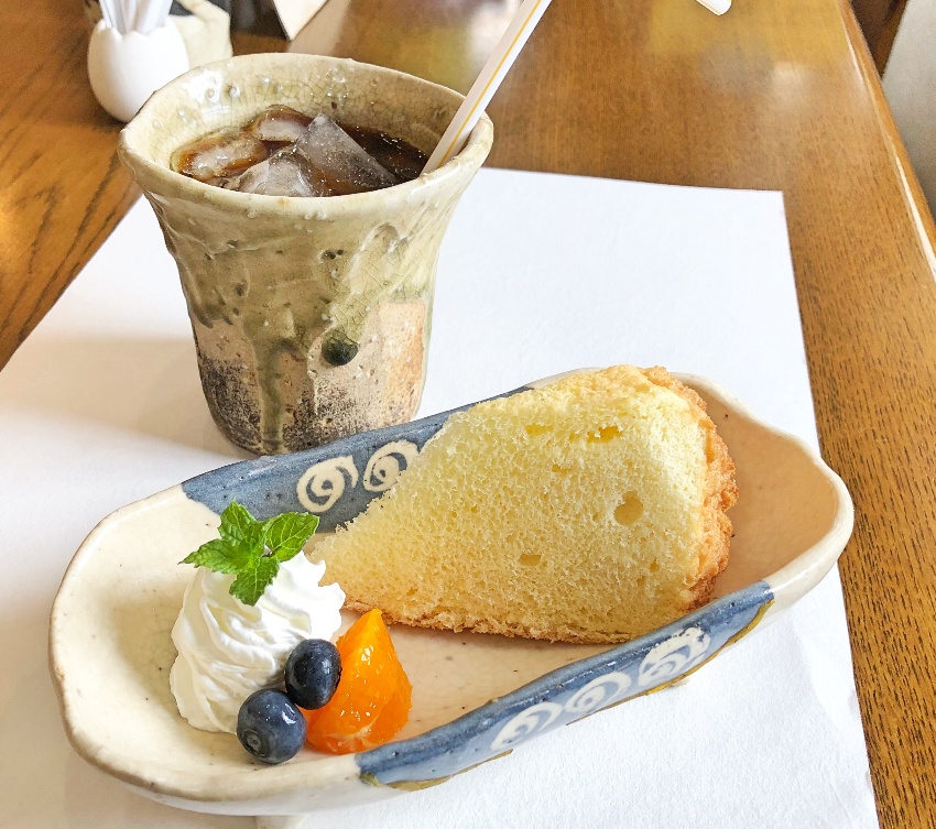 陶器の器に盛られたシフォンケーキとアイスコーヒーのセット