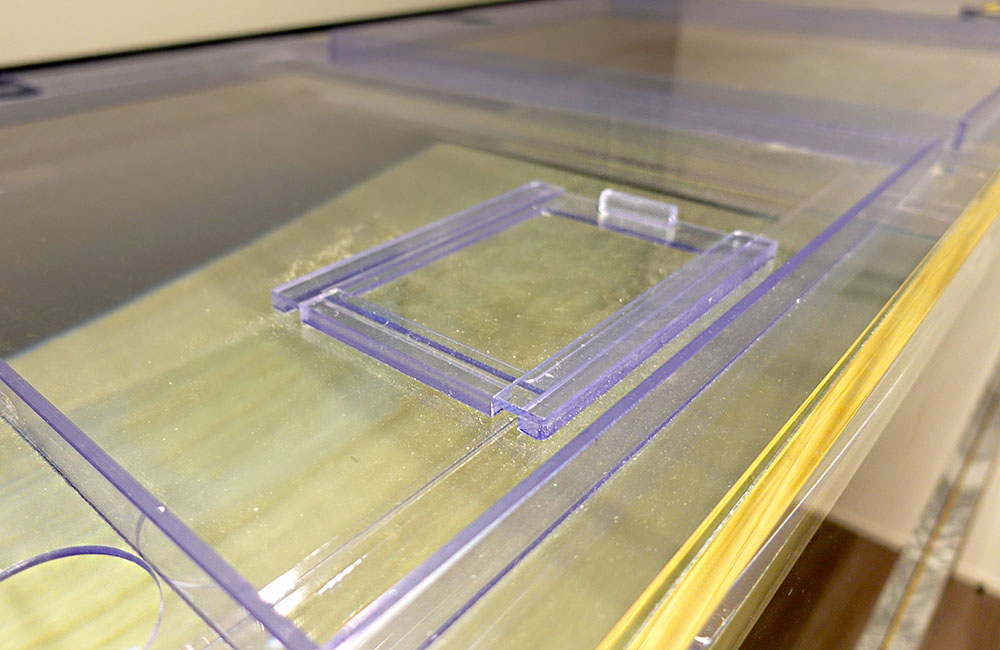給餌口の蓋が付いた透明なアクリル製の水槽蓋