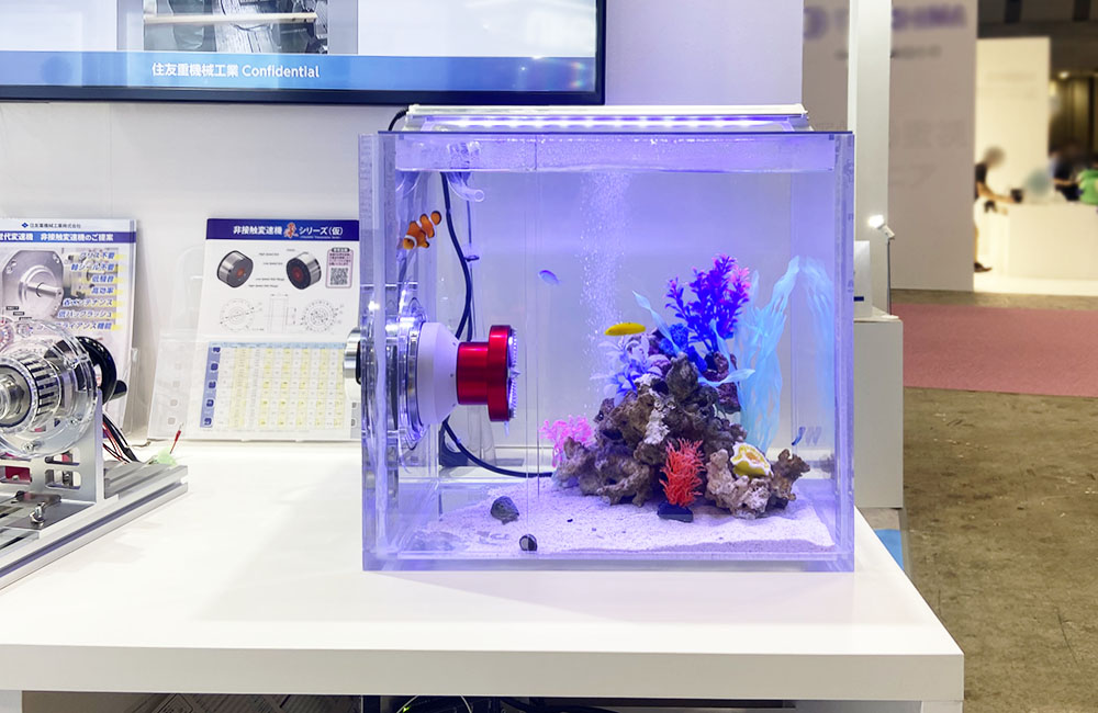 展示会場に設置された海水魚が泳ぐ小型水槽の展示風景