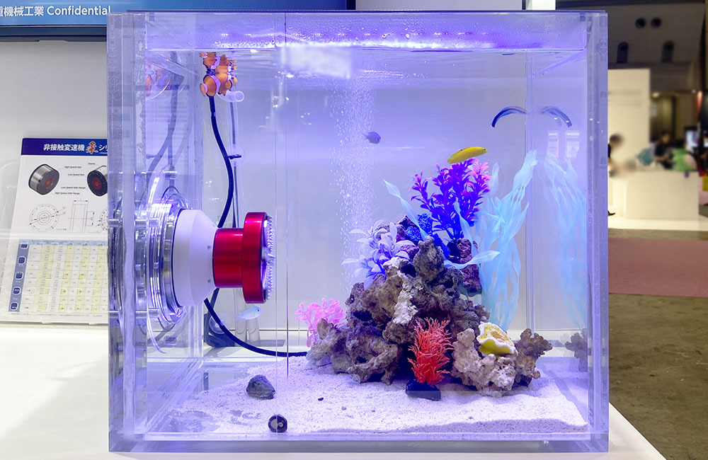 人工水草と海水魚が泳ぐ小型アクリル水槽の展示物