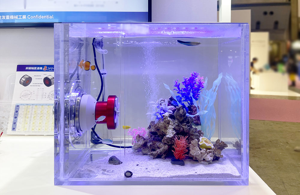 人工水草と岩を配置した小型海水魚水槽の展示風景