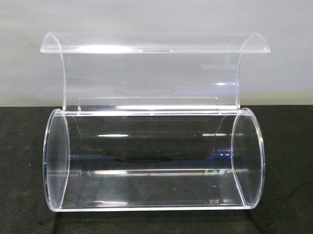 蓋が開いた状態の円筒形アクリル製ケース