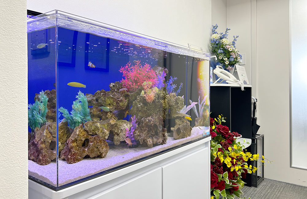 カラフルな人工水草と岩を配置した海水魚水槽