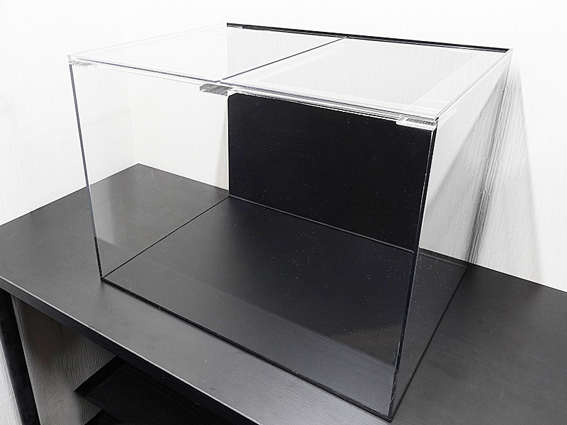 黒い背面パネルと蓋が付いた透明なアクリル水槽