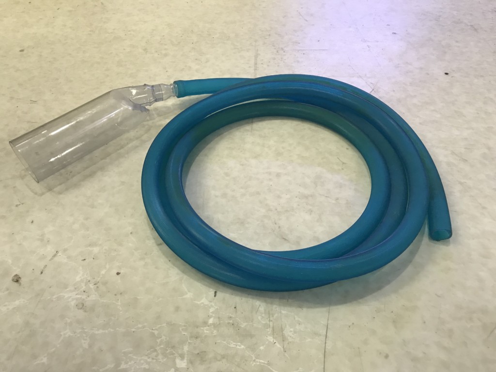 青いホースに接続された水槽掃除用の透明なクリーナーポンプ