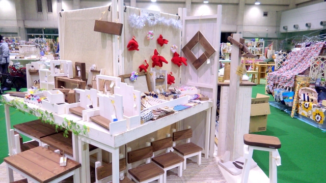 木製ディスプレイ棚に雑貨を陳列した展示風景