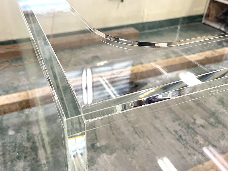 透明度の高いアクリル水槽のフランジと接着面の角部