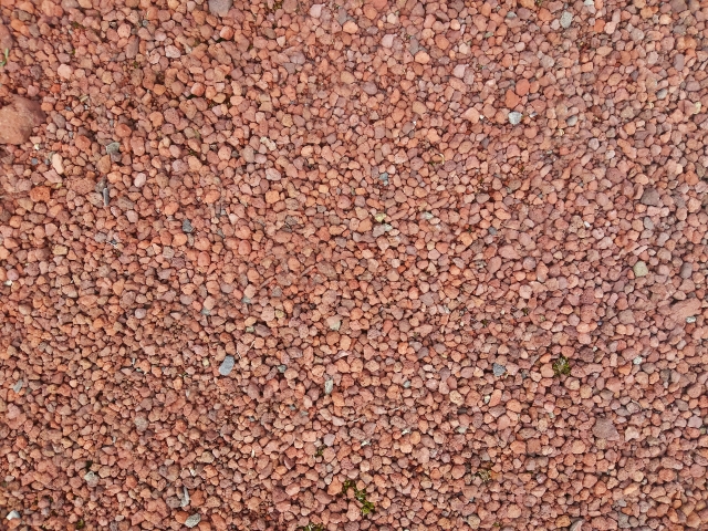 地面に敷き詰められた赤茶色の小粒の砂利