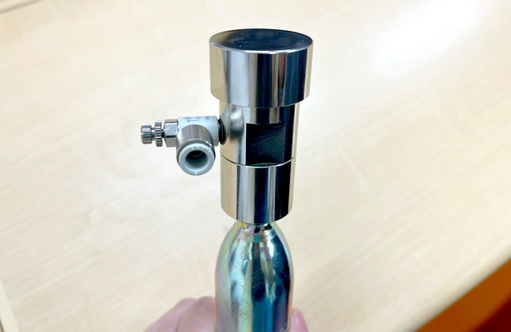 小型CO2ボンベに装着された金属製レギュレーター