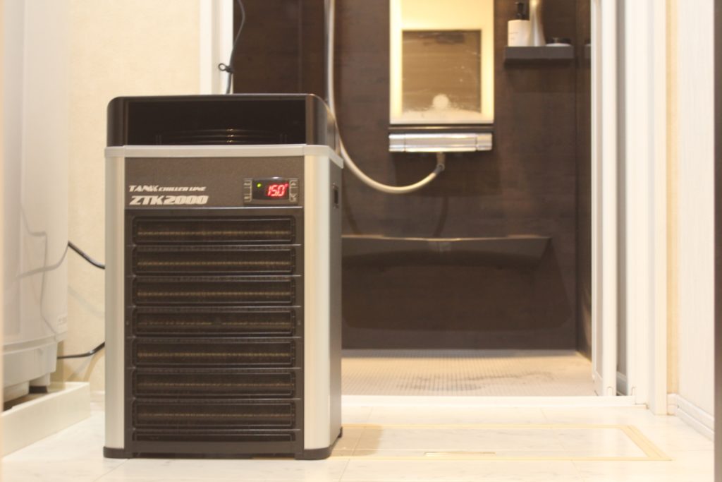 脱衣所に設置された大型の水槽用クーラー本体