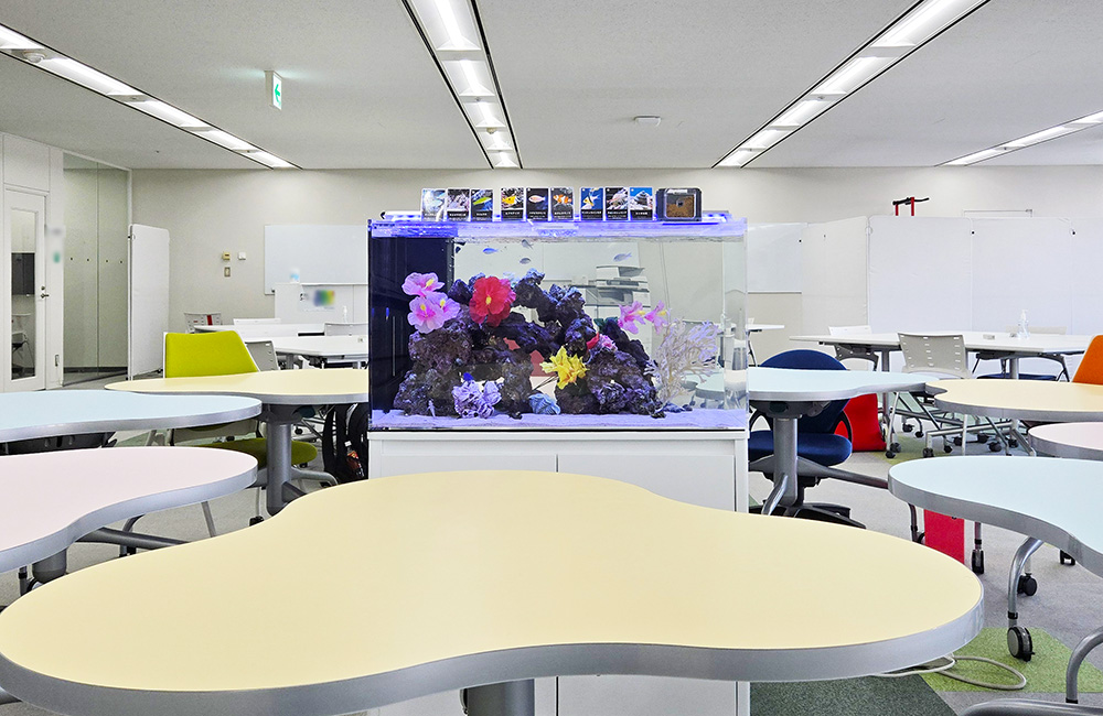 オフィスに設置された造花と岩組みの海水魚水槽
