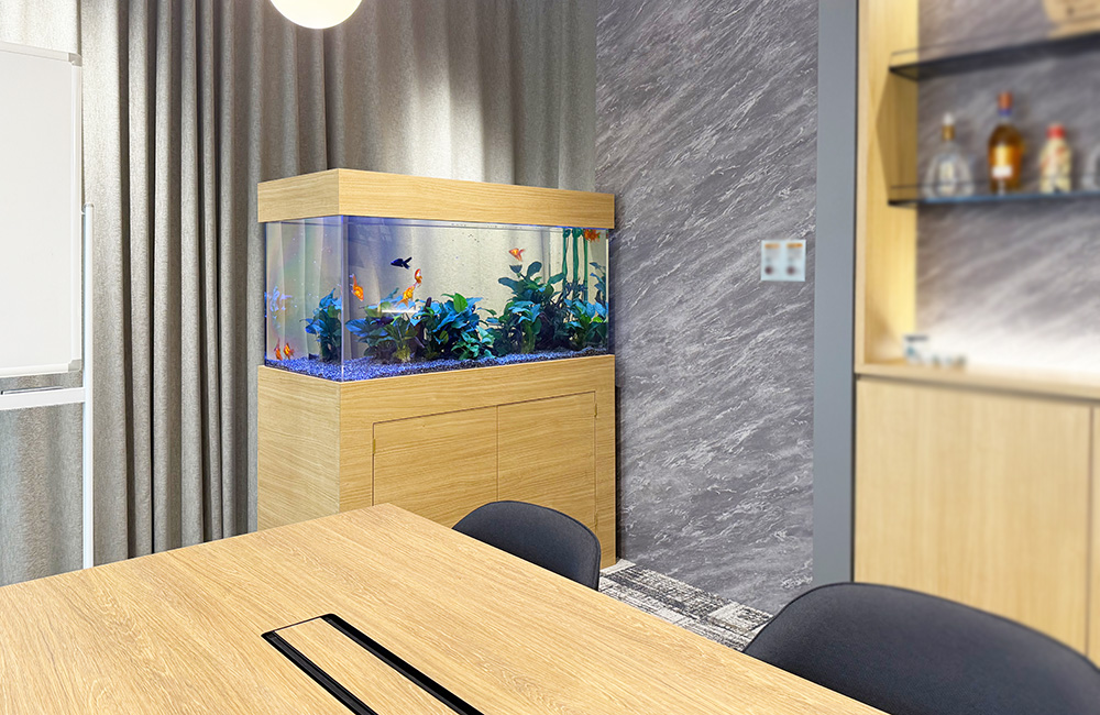 木目調の台に設置された金魚と水草の大型水槽