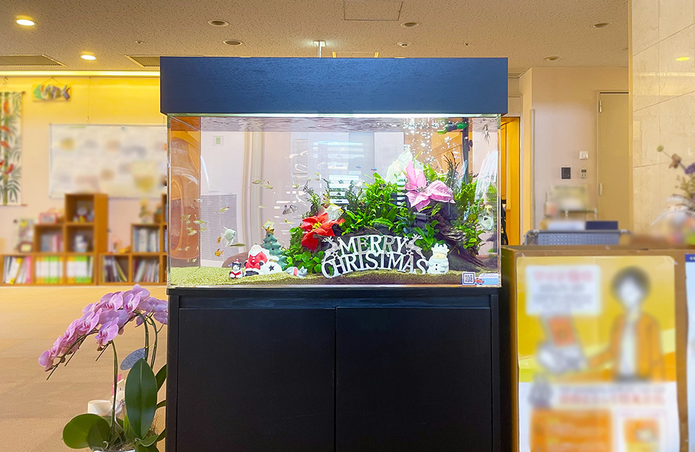 クリスマス装飾を施した水草水槽とサンタの置物