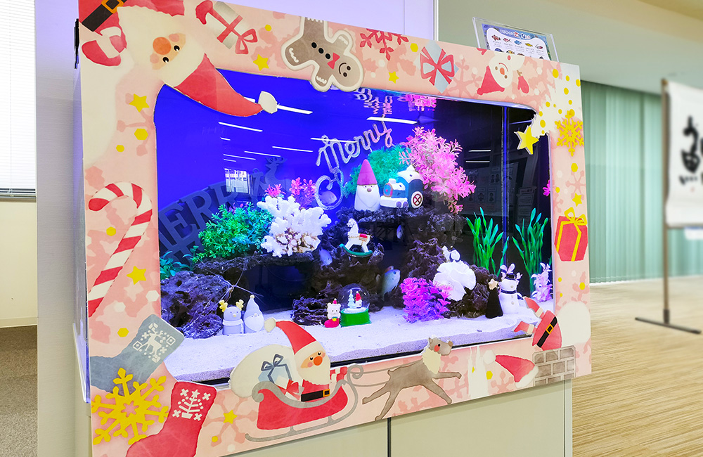 サンタの装飾を施したクリスマス仕様の熱帯魚水槽