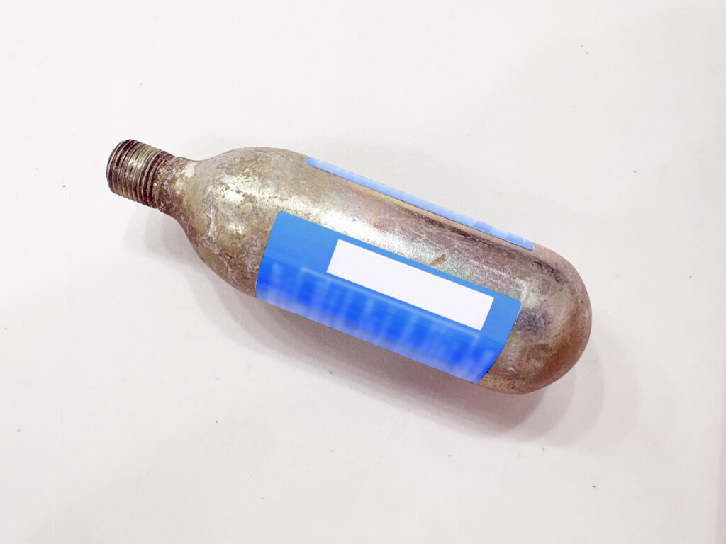 金属製CO2ボンベに青いラベルの画像
