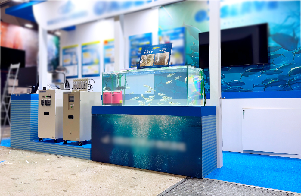 水槽と機器を展示するアクアリウムブース